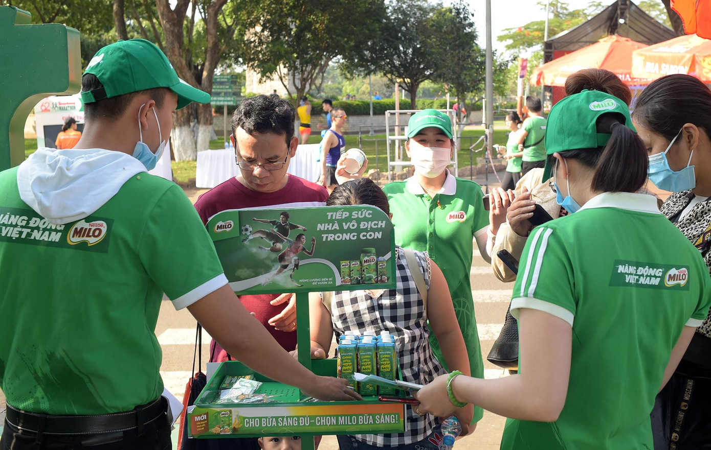 Gian hàng Nestlé MILO tại khu vực xuất phát/về đích Tiền Phong Marathon