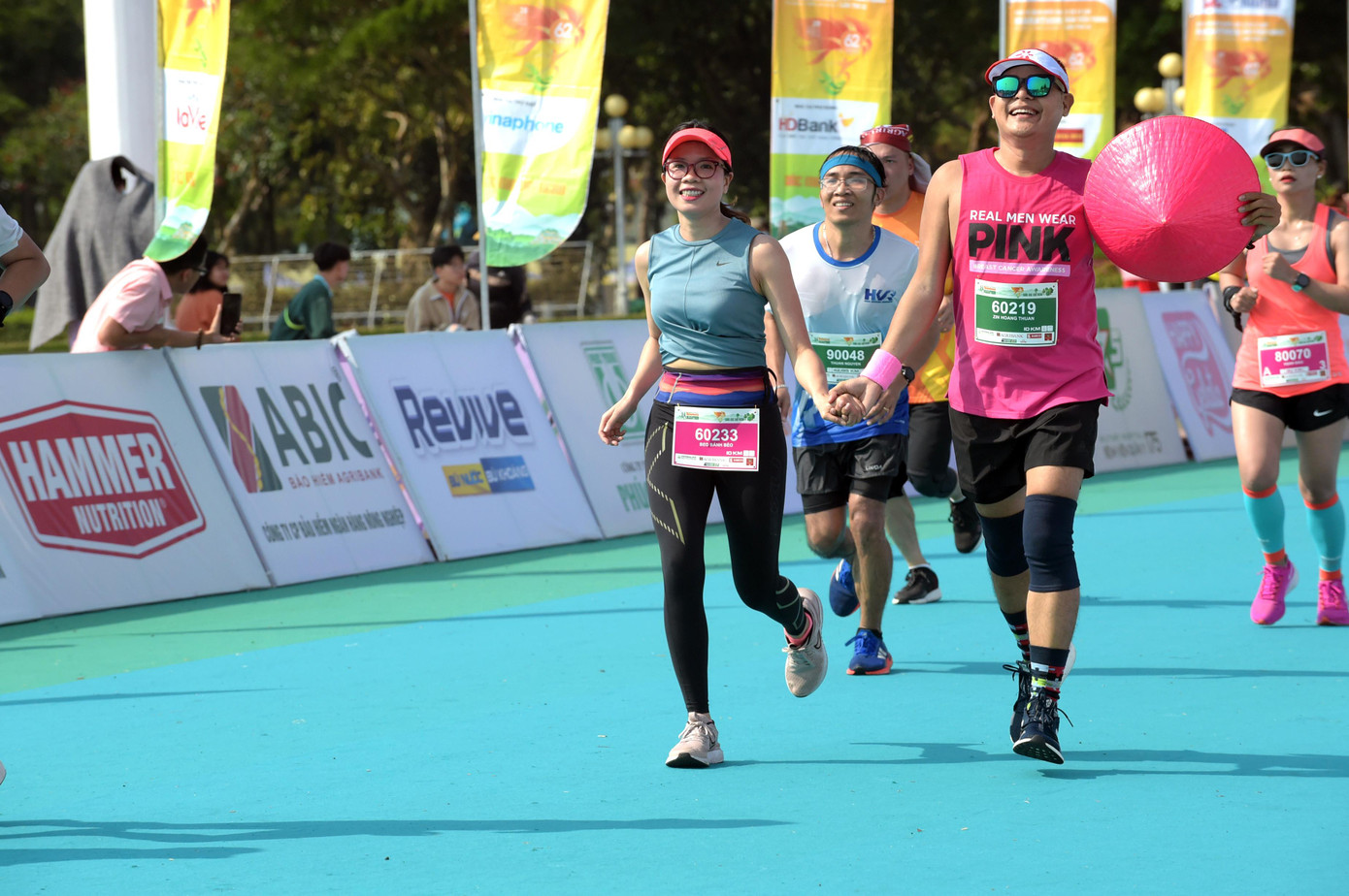 Những cái nắm tay, khoác vai nhau để cùng về đích cũng đã được nhiều vận động viên trao nhau.