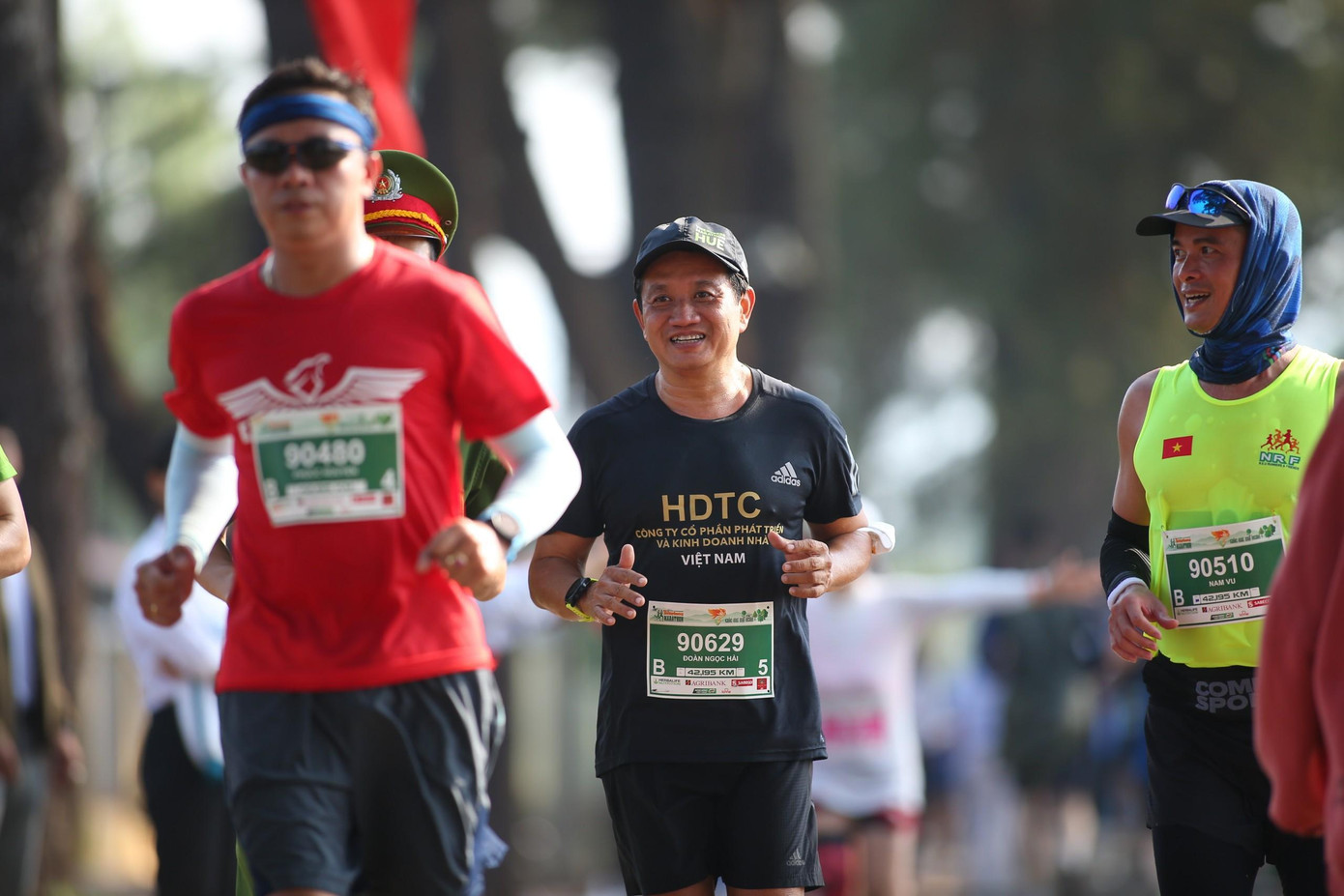 Ông Đoàn Ngọc Hải (áo đen) chinh phục cự ly 42,195 km trong giải chạy Tiền Phong Marathon năm 2021