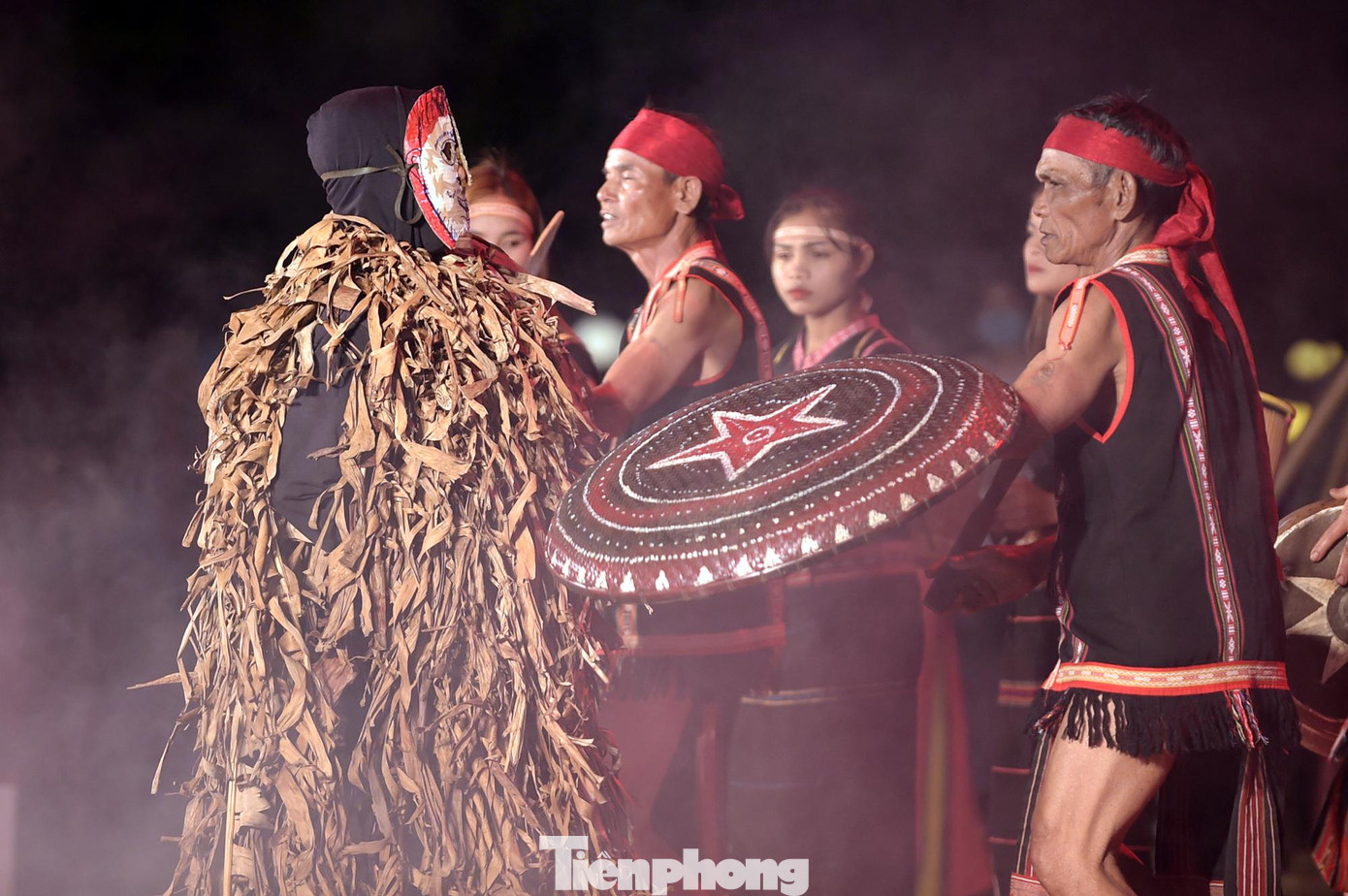 Đồng thời, ngợi ca vẻ đẹp hoàn mỹ của núi rừng, một vẻ đẹp hiện đại nhưng vẫn toát lên hơi thở của sức sống đại ngàn, của núi rừng Tây Nguyên được giữ nguyên vẹn qua bao thế hệ.