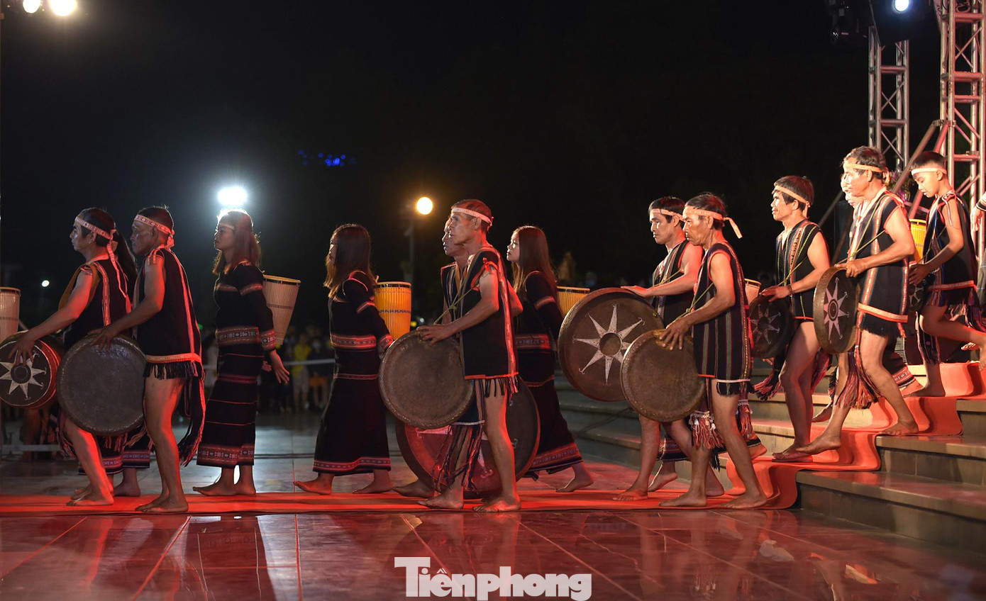 Thanh âm đại ngàn cồng chiêng trong chương trình nghệ thuật "Giấc mơ đại ngàn" sẽ tiếp tục ngân vang trên đường chạy Tiền Phong Marathon để cỗ vũ các vận động viên thi tài.