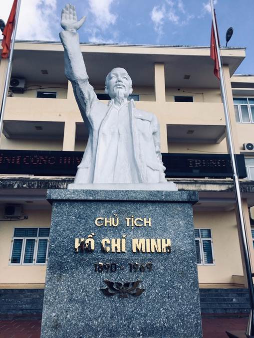 Quanh bức tượng Bác ảnh 1