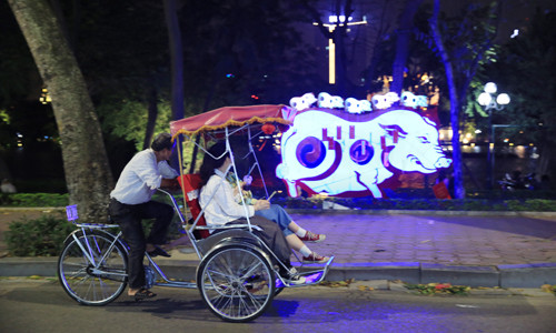 Trang trí đường phố Hà Nội dịp tết: Trang nhã nhưng chưa đột phá ảnh 1