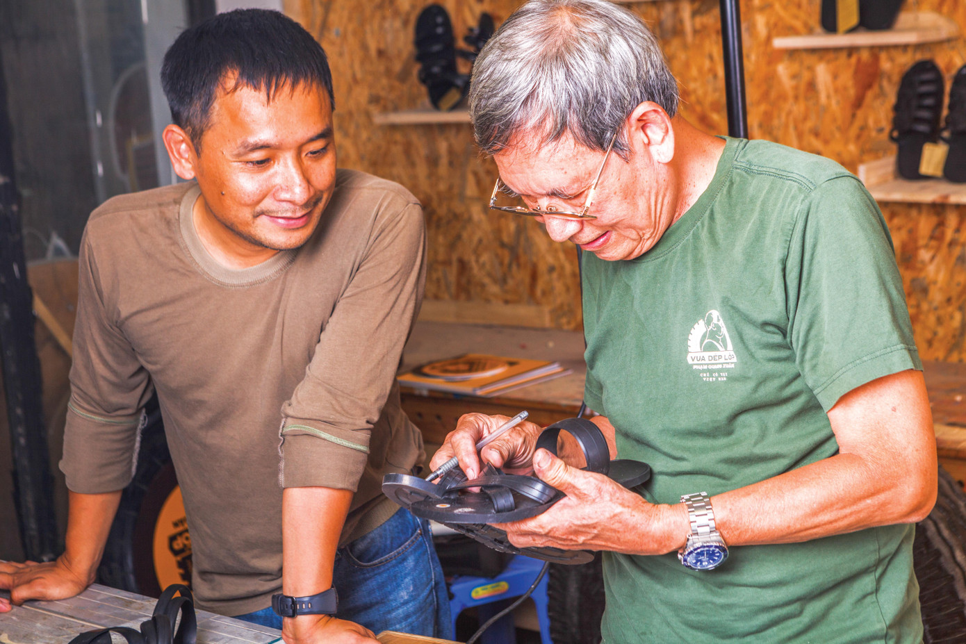 Cường phò mã hồi sinh dép cao su ảnh 2