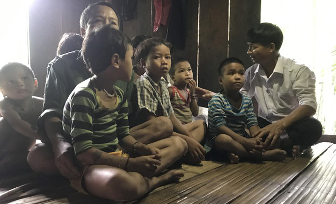 Vào rừng sâu 'bắt' từng học trò ra lớp ảnh 1