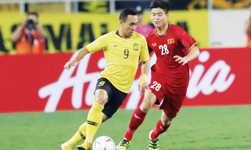 Người cắm cờ trên sân Thường Châu ảnh 2