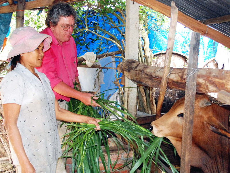 Anh Mike “hội viên phụ nữ” thăm các chị em phụ nữ nghèo trong diện dự án (ảnh nhân vật cung cấp)