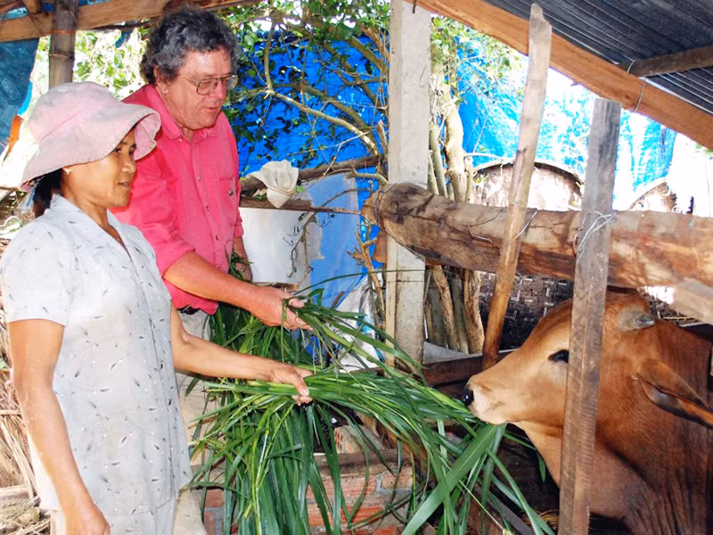 Anh Mike “hội viên phụ nữ” thăm các chị em phụ nữ nghèo trong diện dự án (ảnh nhân vật cung cấp)