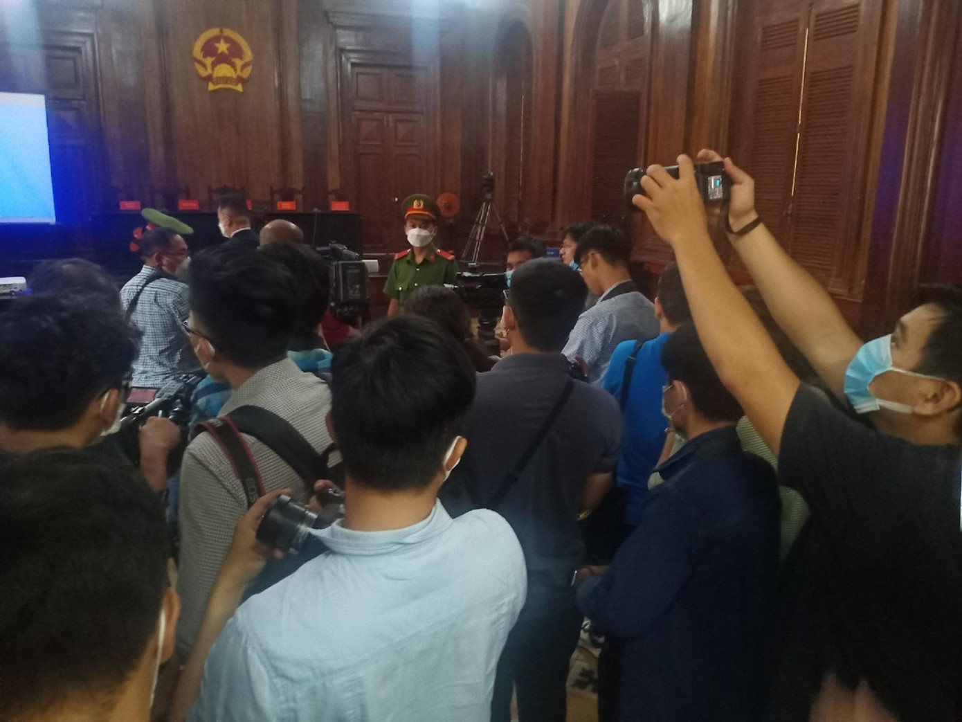 Báo chí tác nghiệp tại phiên tòa. Ảnh: Tân Châu