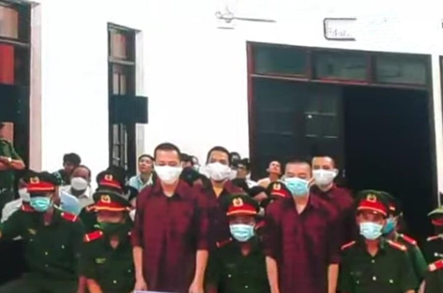 Các bị cáo nghe tòa tuyên án. Các bị cáo nghe tòa tuyên án.