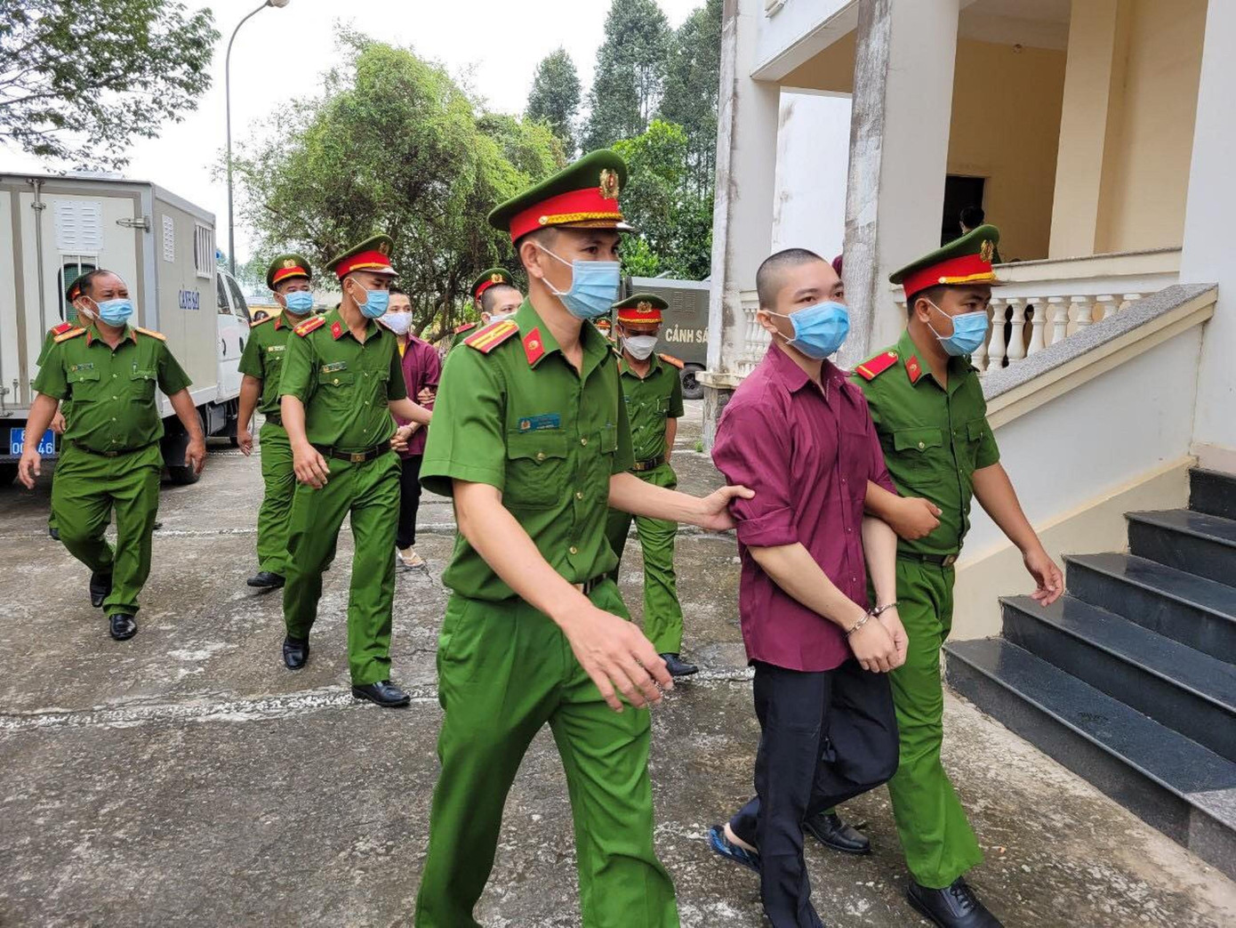 Dẫn giải bị cáo.