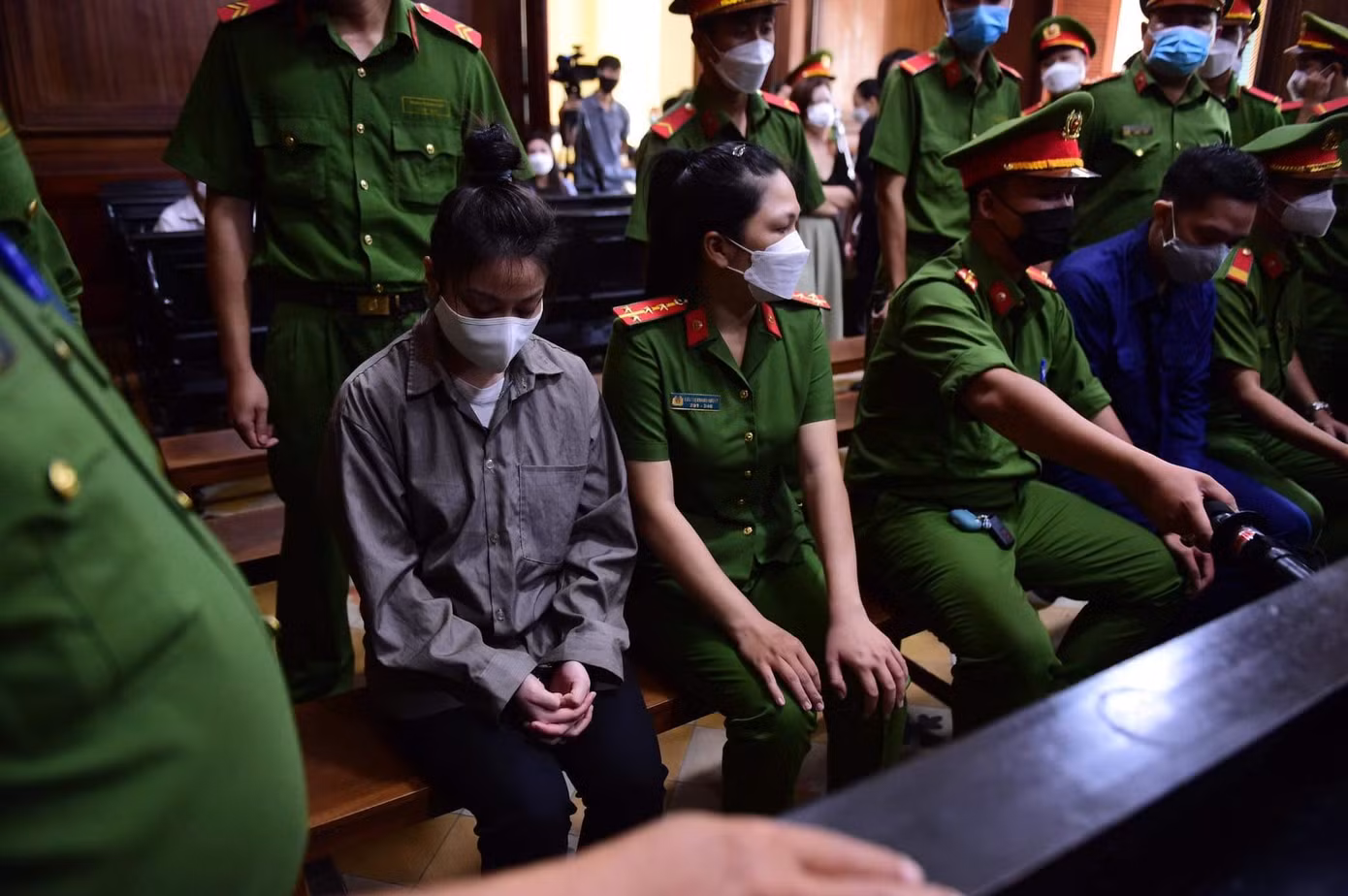 Hai bị cáo tại phiên tòa.