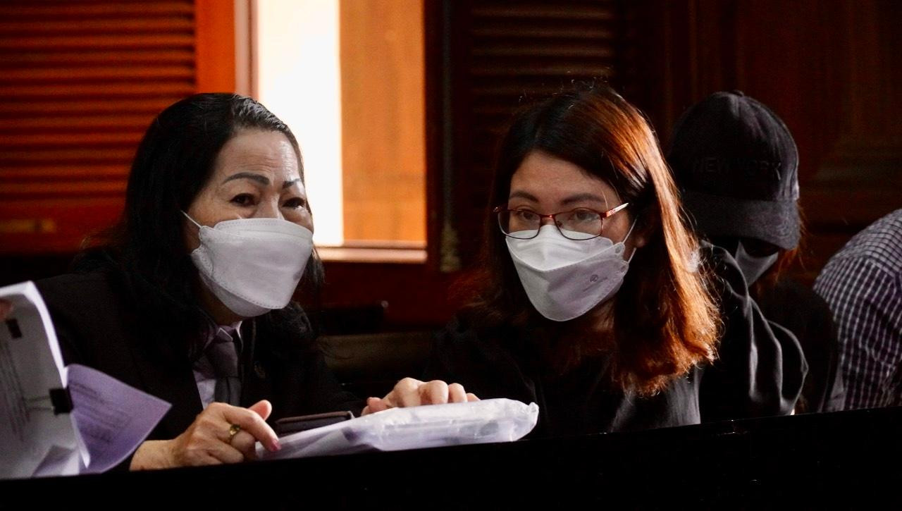 Luật sư và mẹ cháu bé VA tại tòa. Luật sư và mẹ cháu bé VA tại tòa.