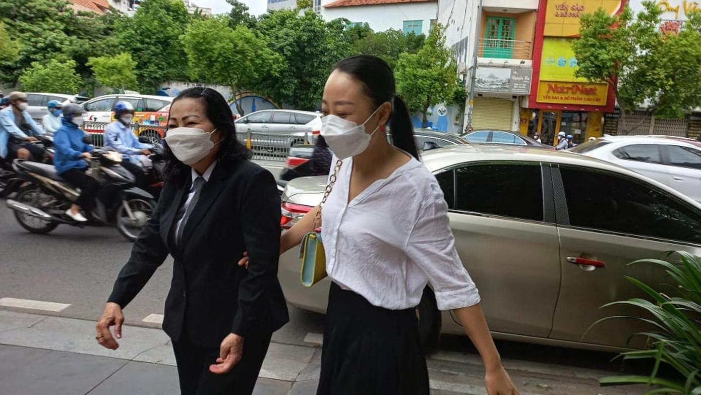 Luật sư (trái) và bị hại Nguyễn Thị Bích Hường đến tòa sáng nay 12/7. Luật sư (trái) và bị hại Nguyễn Thị Bích Hường đến tòa sáng nay 12/7.