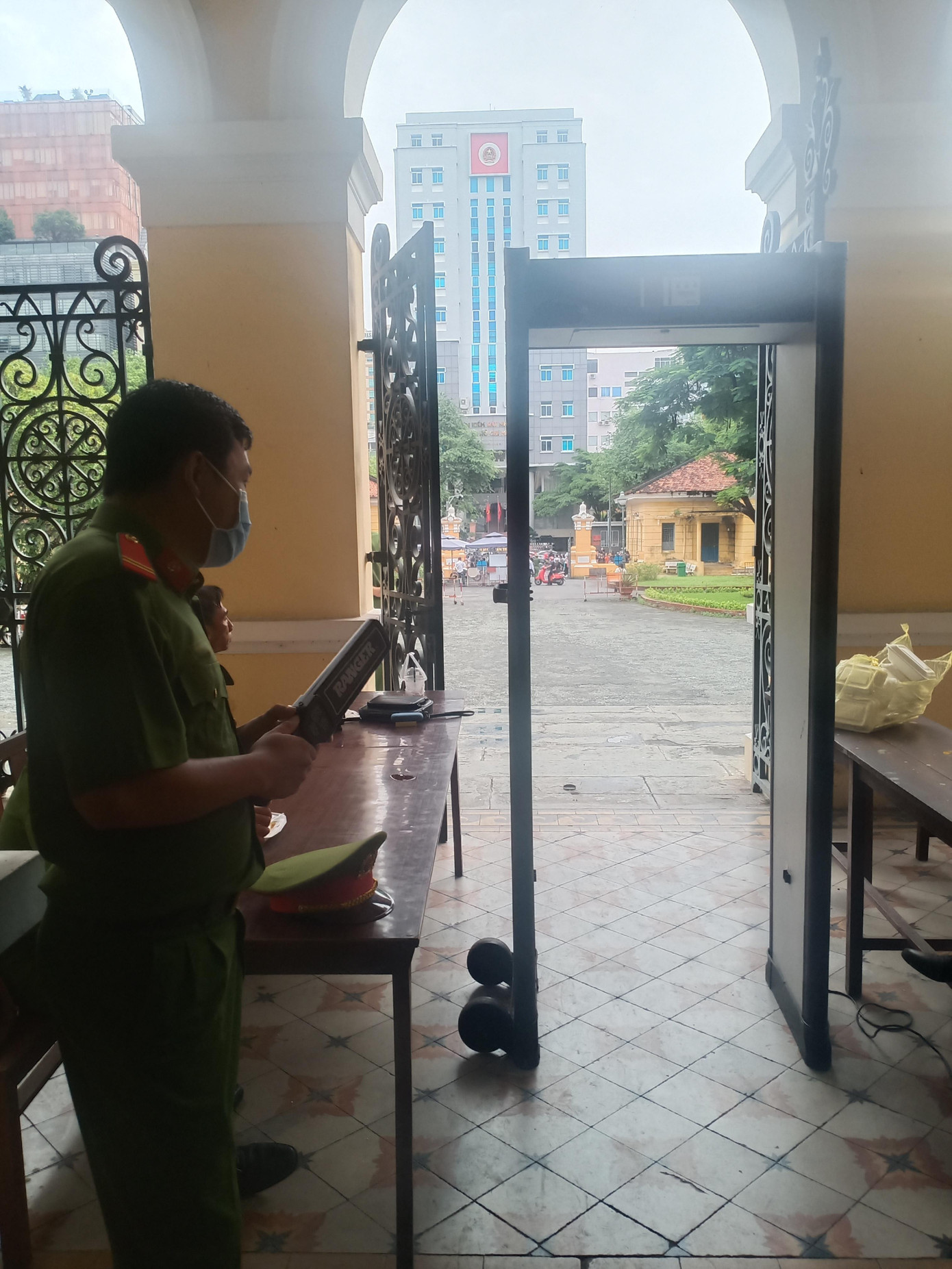An ninh thắt chặt phiên tòa, người dự tòa phải qua cổng kiểm tra an ninh. Ảnh: Tân Châu