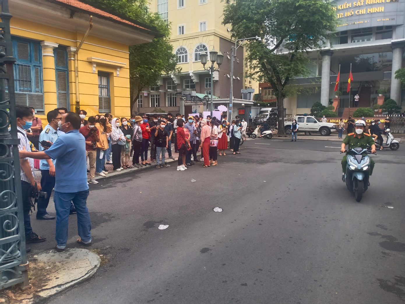 Khá đông người tụ tập trước cổng TAND TPHCM sáng nay. Ảnh: Tân Châu