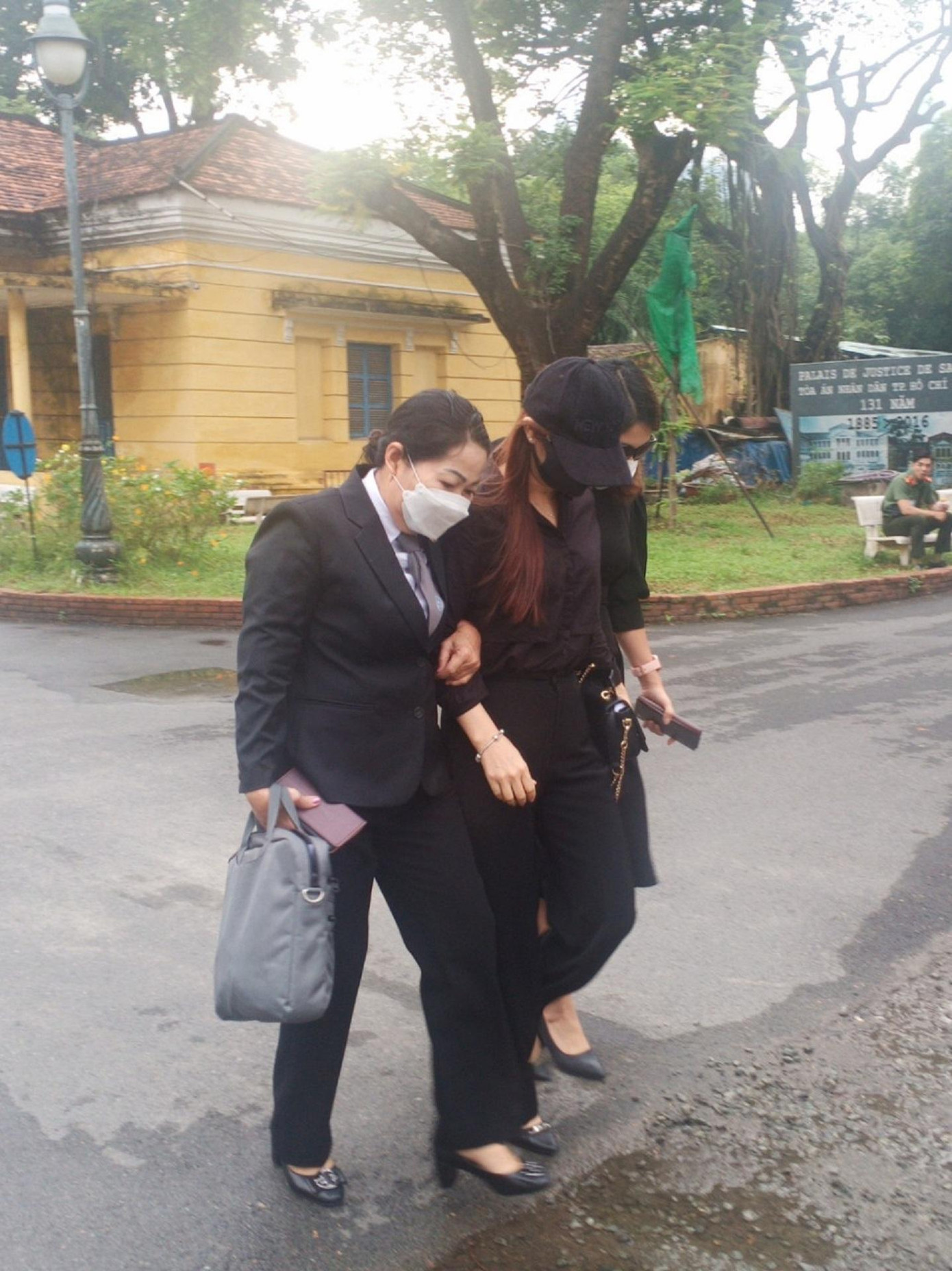 Luật sư và mẹ cháu bé V.A đến tòa. Ảnh: Tân Châu.