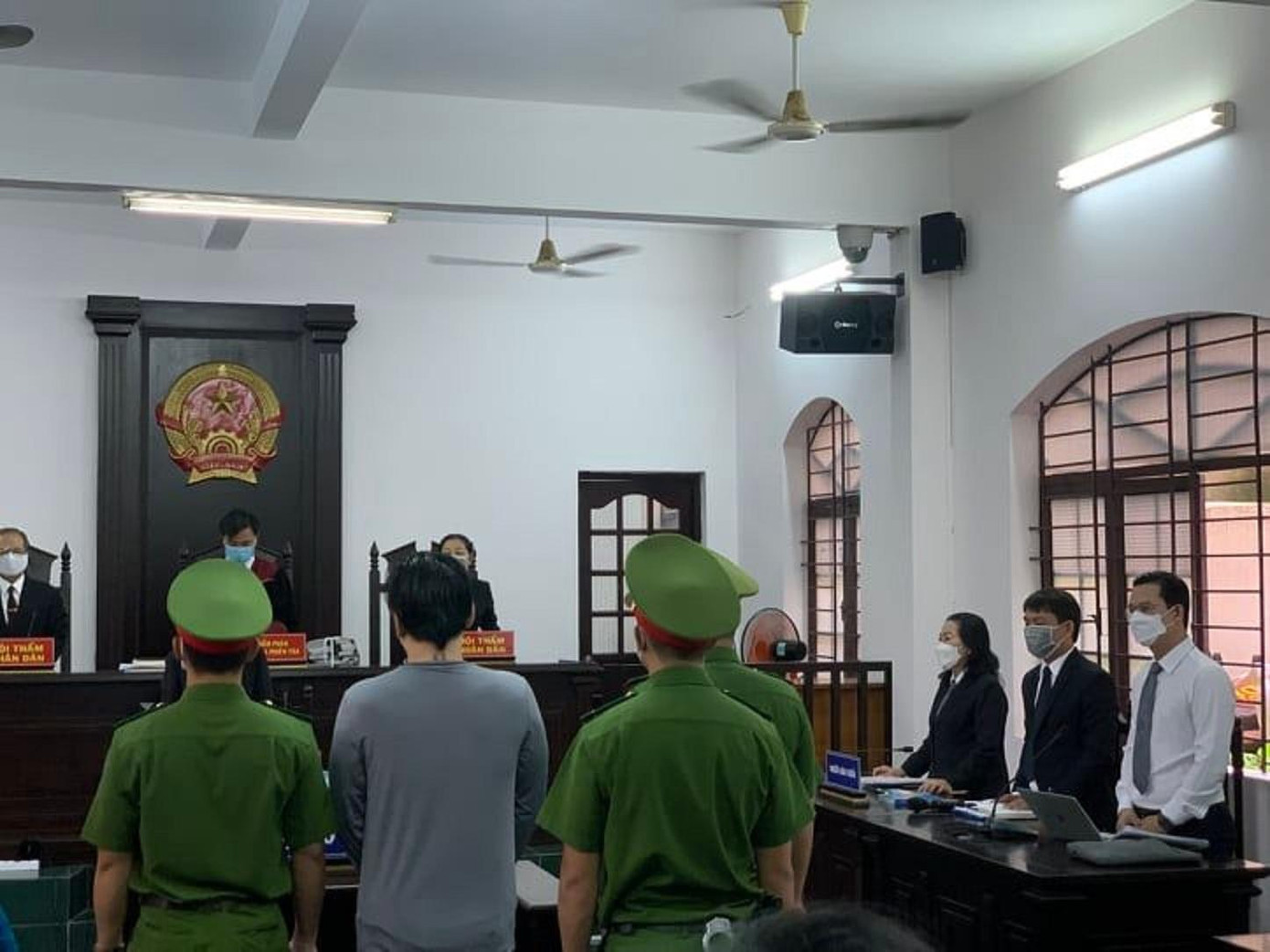 Khoảng 8h sáng nay, HĐXX đã cho phiên xử bắt đầu. Khoảng 8h sáng nay, HĐXX đã cho phiên xử bắt đầu.