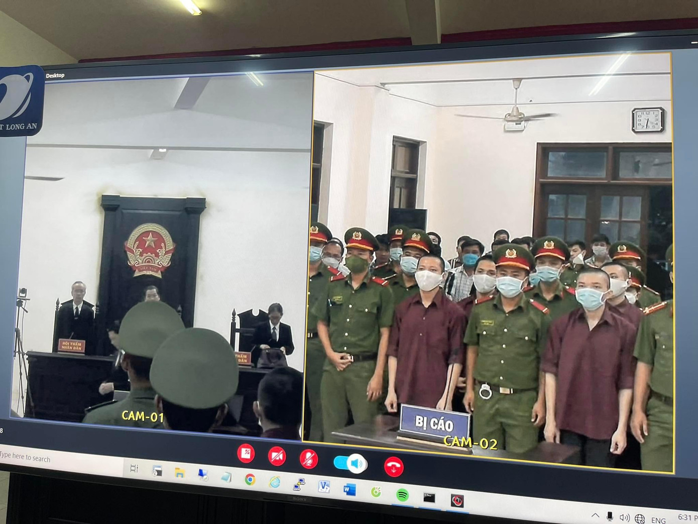 Các bị cáo nghe tòa tuyên án. Các bị cáo nghe tòa tuyên án.