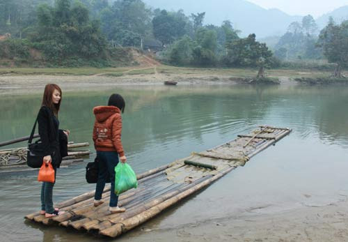 Cô Nguyễn Thị Mai Lâm và cô Phạm Thị Linh ngày ngày vượt suối đến trường