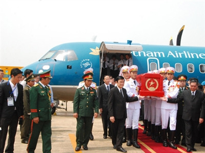 12h05 trưa 13/10, chuyên cơ chở linh cữu Đại tướng Võ Nguyên Giáp đã về đến đất Mẹ Quảng Bình. 