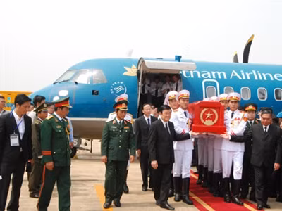 12h05 trưa 13/10, chuyên cơ chở linh cữu Đại tướng Võ Nguyên Giáp đã về đến đất Mẹ Quảng Bình. 