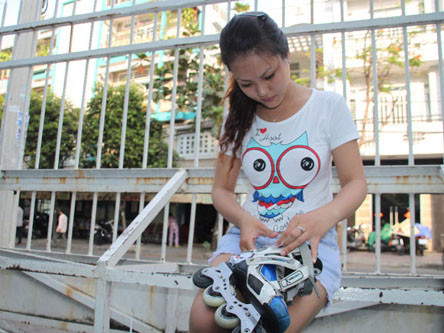 Một bạn trẻ dán sticker lên chiếc giày patin của mình.