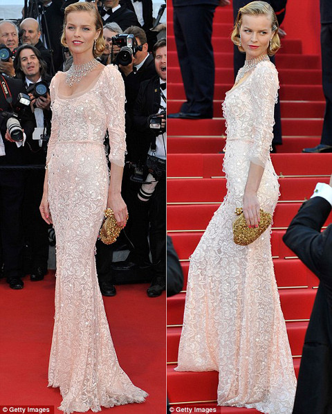 Siêu ẫu người Nga Eva Herzigova diện đầm màu nude kết hợp với kiểu trang điểm cổ điển rất sang trọng. Siêu ẫu người Nga Eva Herzigova diện đầm màu nude kết hợp với kiểu trang điểm cổ điển rất sang trọng