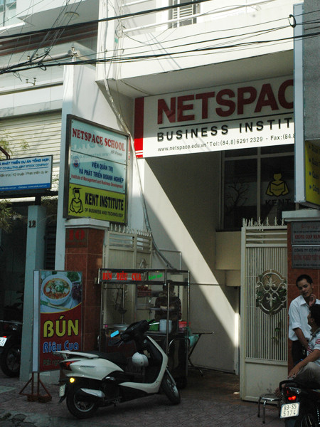 Học viện kinh doanh và công nghệ Kent không có giấy phép hoạt động nhưng vẫn quảng bá tuyển sinh rầm rộ (ảnh chụp tại trụ sở Học viện ở đường Nguyễn Văn Thủ, quận 1, TPHCM). Ảnh: Quang Phương