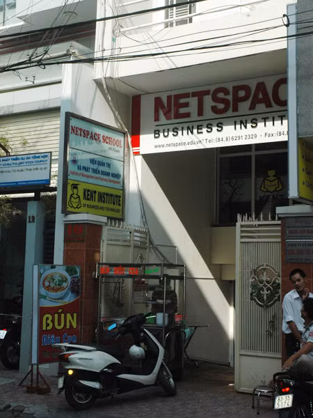 Học viện kinh doanh và công nghệ Kent không có giấy phép hoạt động nhưng vẫn quảng bá tuyển sinh rầm rộ (ảnh chụp tại trụ sở Học viện ở đường Nguyễn Văn Thủ, quận 1, TPHCM). Ảnh: Quang Phương