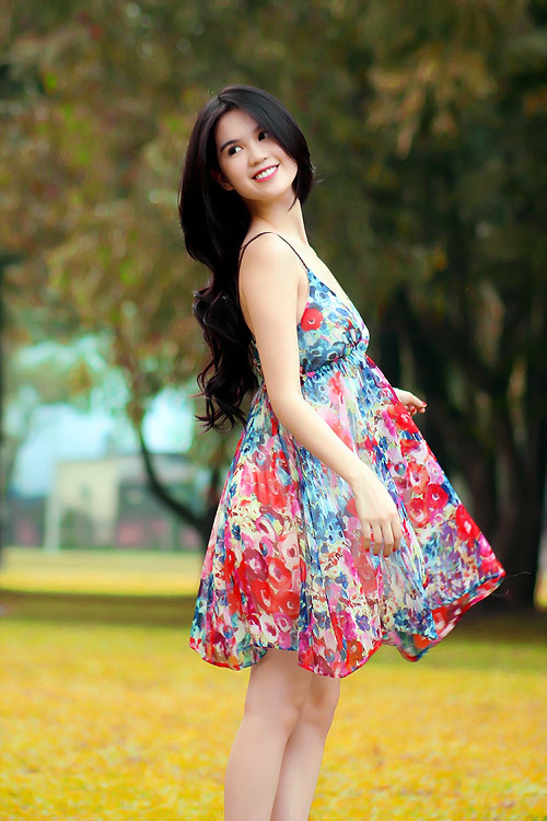 Hoàng My trẻ trung và nổi bật trong bộ đầm họa tiết hoa. Chân dài tuổi teen Hồng Quế diện đầm hoa lạ mắt. Chiếc váy hoa tôn vẻ đẹp kiêu sa của Lý Nhã Kỳ. Giọng ca ngọt ngào Miu Lê. "Người đẹp nude" Ngọc Quyên. "Nữ hoàng đồ lót" Ngọc Trinh khoe da trắng nõn. Người đẹp Phùng Yến Ngọc. Chân dài đình đám Quỳnh Thư. "Nụ cười tỏa nắng" Tăng Thanh Hà. Siêu mẫu Thái Hà. Thu Hằng Á quân Next Top Model Trà My. Và quán quân Vietnam Idol Uyên Linh trông nữ tính trong bộ đầm hoa rực rỡ.