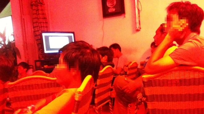 Một điểm cà phê có tường thuật bóng đá ở Q.9, TP.HCM, nơi đông giới trẻ lui tới mỗi đêm về sáng. Ảnh: Nguyễn Nam. Một điểm cà phê có tường thuật bóng đá ở Q.9, TP.HCM, nơi đông giới trẻ lui tới mỗi đêm về sáng. Ảnh: Nguyễn Nam.