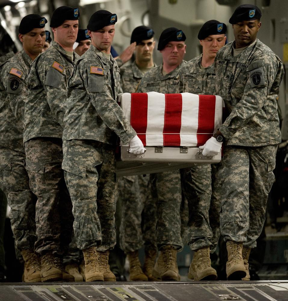Quan tài bọc cờ Mỹ của anh Mejias Candelaria, 28 tuổi, tử trận ở Baghdad hôm 5-4-2009. Đây là một trong những hình ảnh binh lĩnh Mỹ thiệt mạng đầu tiên được chụp trong hôm 7-4, ngay sau khi Bộ trưởng Quốc phòng Mỹ Robert Gates dỡ bỏ lệnh cấm về ảnh báo chí. 