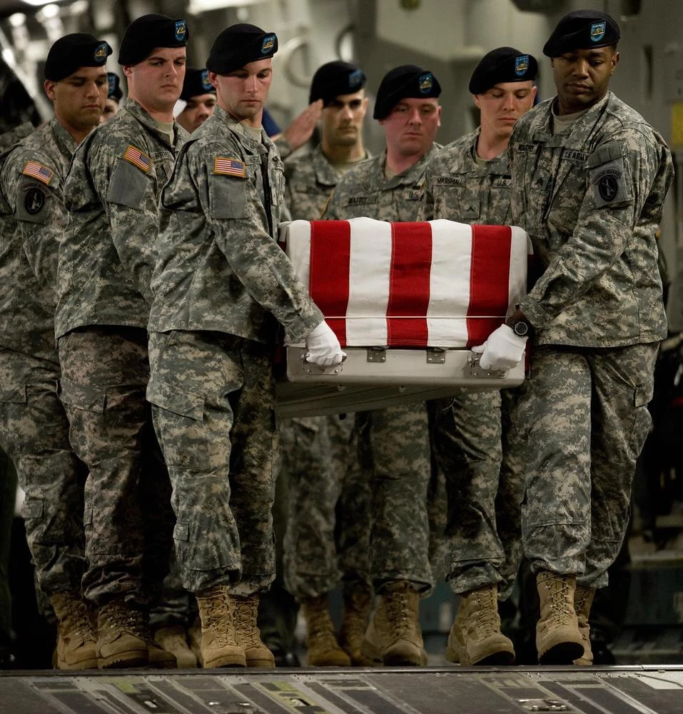 Quan tài bọc cờ Mỹ của anh Mejias Candelaria, 28 tuổi, tử trận ở Baghdad hôm 5-4-2009. Đây là một trong những hình ảnh binh lĩnh Mỹ thiệt mạng đầu tiên được chụp trong hôm 7-4, ngay sau khi Bộ trưởng Quốc phòng Mỹ Robert Gates dỡ bỏ lệnh cấm về ảnh báo chí. 