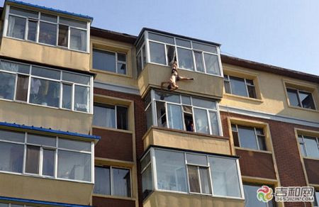 Các nguồn tin cho biết người đàn ông định tử tự quê gốc ở tỉnh Sơn Tây, tây bắc Trung Quốc. Nguyên nhân ông này tự tử được cho là do bị căng thẳng tâm lý, dẫn tới bệnh hoang tưởng