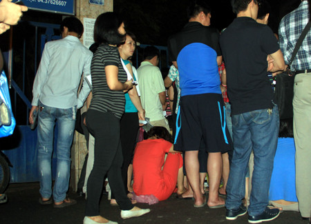 Một số người tranh thủ chợp mắt vì quá mệt mỏi.