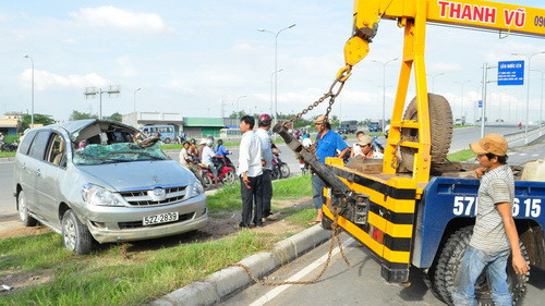Chiếc Innova được đội cứu hộ cẩu ra hiện trường