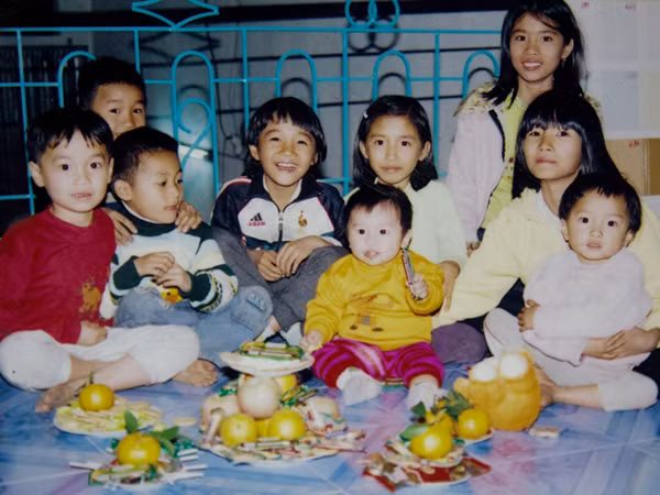 Hoàng Thùy trong một buổi tiệc sinh nhật cùng các chị em gái