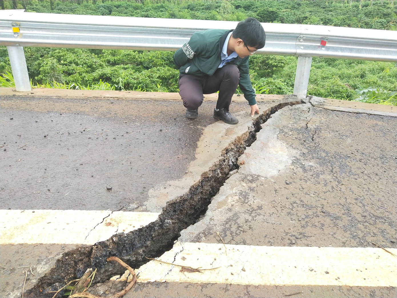 Đường 250 tỉ nứt toác lợn chui lọt sau mưa, sao lại định vá víu bằng xi măng? ảnh 2