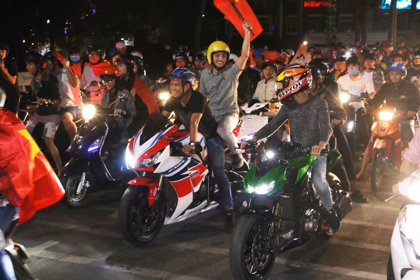 Biển người rợp cờ hoa, reo hò khắp cả nước mừng kỳ tích của U23 Việt Nam ảnh 5