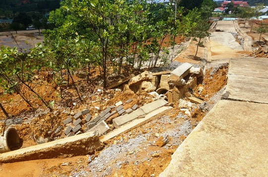 Đoạn đường I-1 hư hỏng nặng