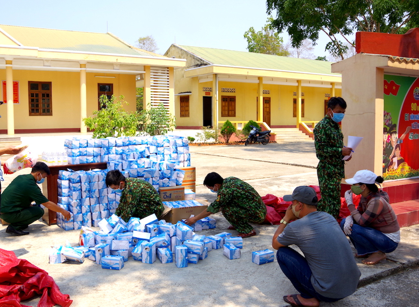 Thu giữ 50.000 khẩu trang y tế không rõ nguồn gốc ảnh 1