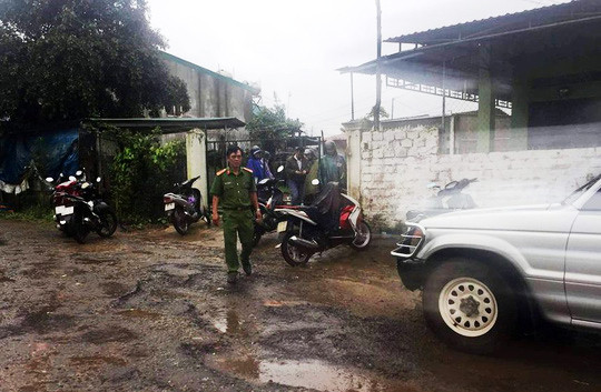 Công an tiến hành khám xét nhà của bà Hà