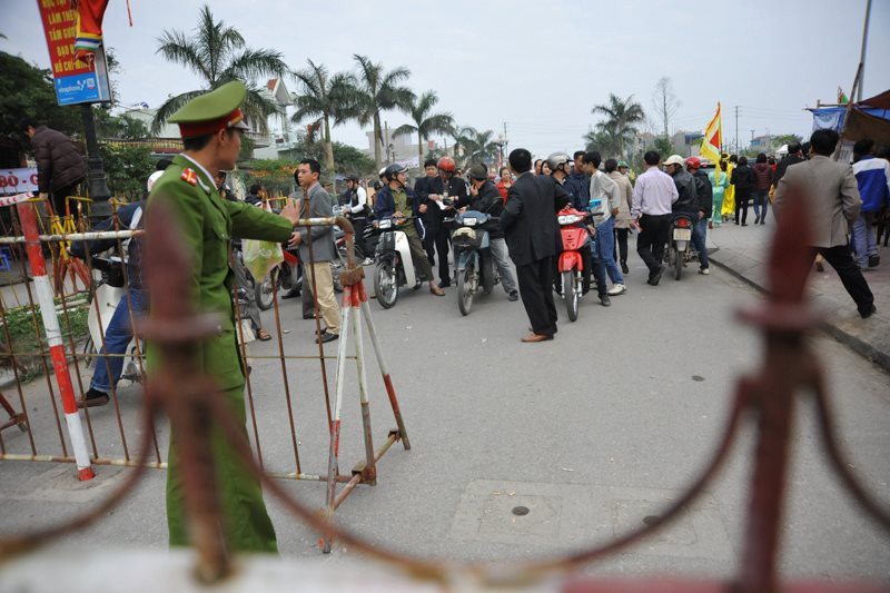 Hàng rào an ninh được lập ra cách đền Trần khoảng 1km, Mọi phương tiện đều phải dừng lại tại đây. Hàng rào an ninh được lập ra cách đền TRần khoảng 1km, Mọi phương tiện đều phải dừng lại tại đây
