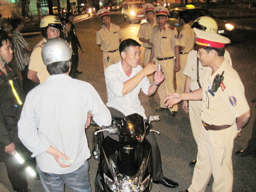 Chủ phương tiện quá khích không chịu ký biên bản vi phạm. Chủ phương tiện quá khích không chịu ký biên bản vi phạm