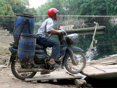 Thót tim khi đưa xe lên đò