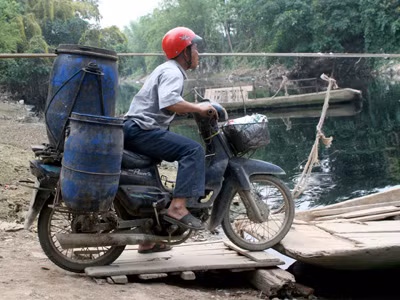 Thót tim khi đưa xe lên đò