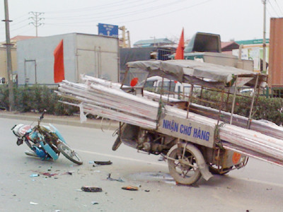 Chở hàng cồng kềnh và đi ngược chiều, xe ba bánh đã gây tai nạn liên hoàn trên quốc lộ 5	Ảnh: T.Đ