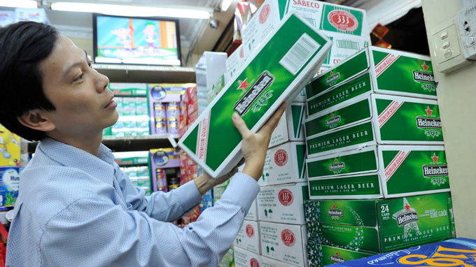 Do mua đứt, bán đoạn, nên nhiều loại bia đang bị các đại lý tăng giá từng ngày. Ảnh: T.Đạm 