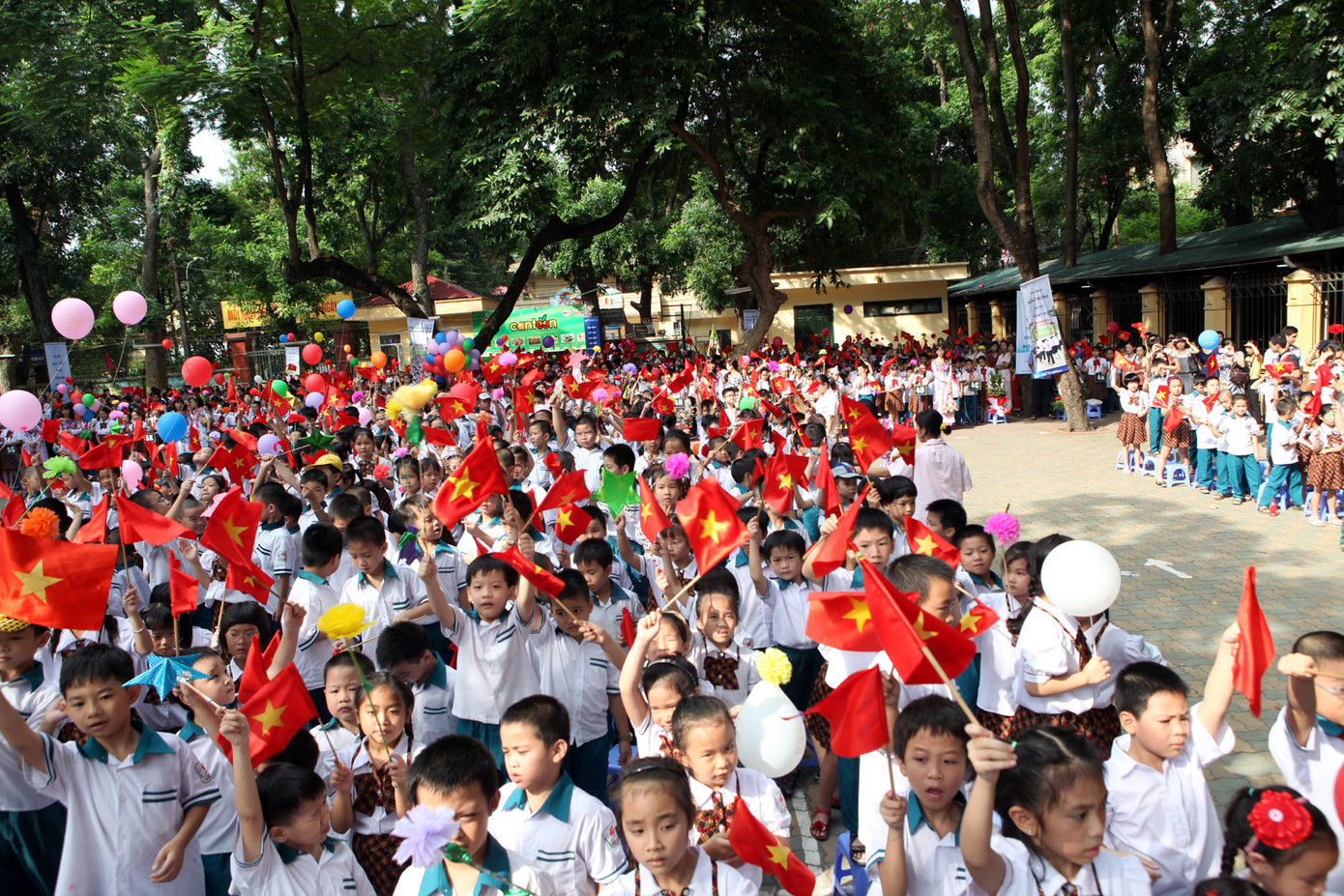 Cờ hoa rực rõ trong ngày tựu trường của học sinh trường tiểu học Kim Liên (Đống Đa).